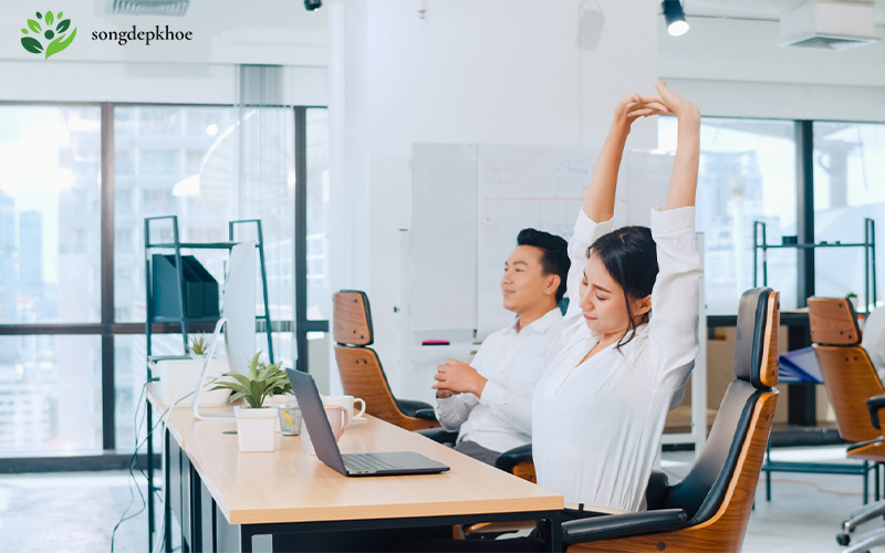 mẹo tập luyện tại bàn làm việc