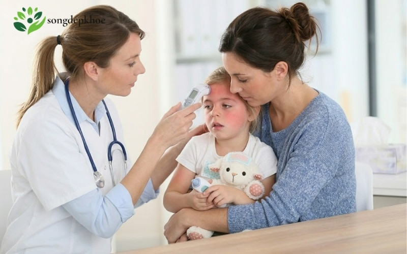 khi nào đi bác sĩ cho bé