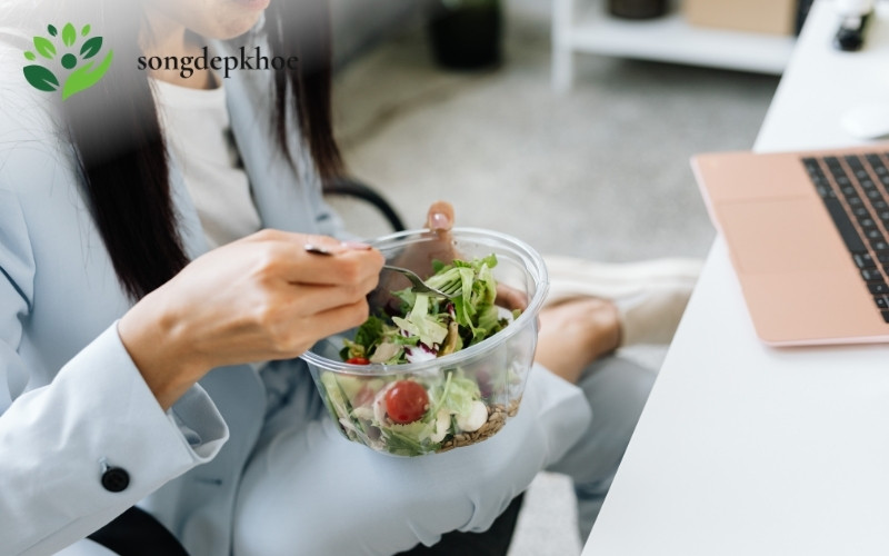 mẹo ăn uống lành mạnh tại văn phòng